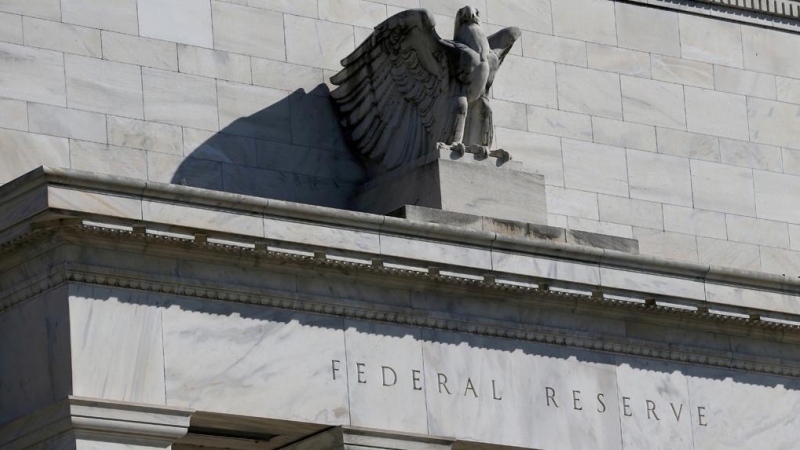 Detalle del edificio de la Reserva Federal, el banco cental de EEUU, en la Avenida Constitución de Washington.  REUTERS/Leah Millis