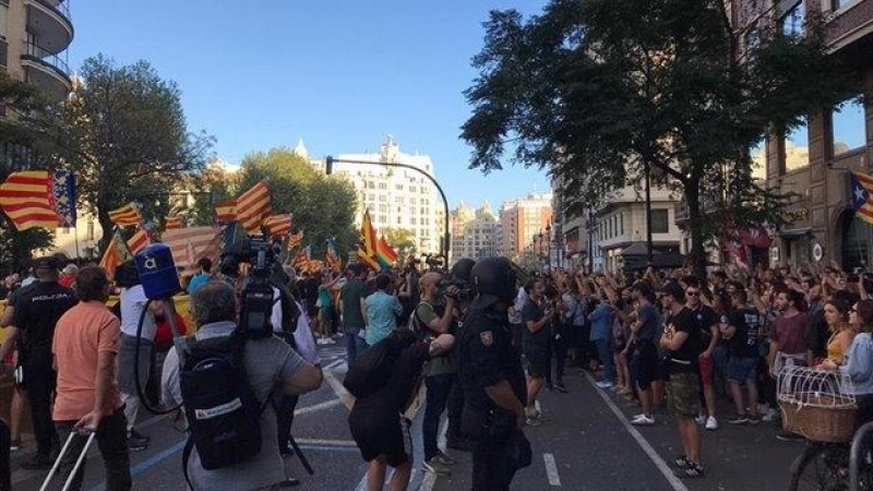 Momentos de tensión entre participantes en las diferentes manifestaciones del 9 d'Octubre. - EUROPA PRESS