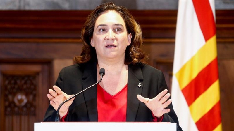 La alcaldesa de Barcelona, Ada Colau, durante su comparecencia este domingo en el Ayuntamiento de Barcelona para analizar la actualidad en Cataluña. EFE/Quique Garcia