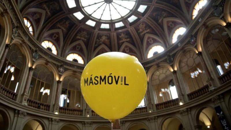 Un globo con el logo de MásMóvil durante su debut en la bolsa de Madrid, en julio de 2017. REUTERS/Juan Medina