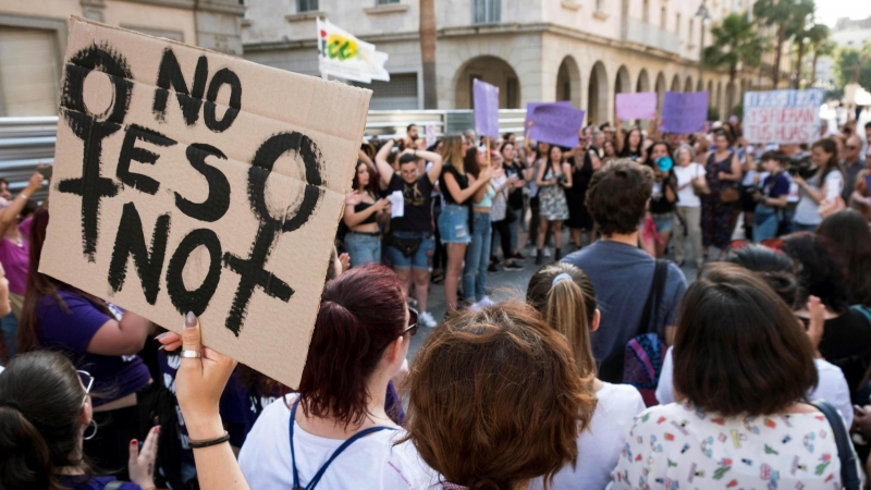 Manifestación en protesta por la puesta en libertad bajo fianza de los cinco miembros de la Manada, condenados a nueve años de prisión por un delito de abuso sexual de una joven madrileña. EFE/Archivo
