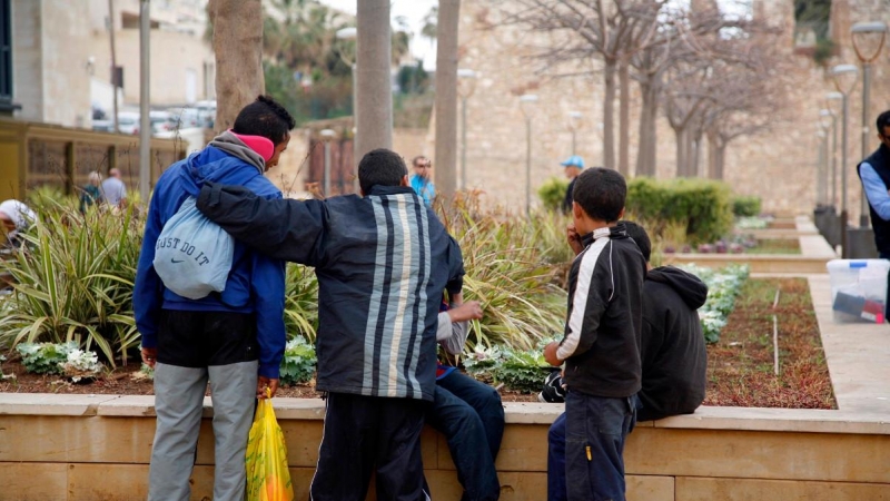 08/02/2019.- Menores migrantes en la Plaza de las Culturas de Melilla. / EFE