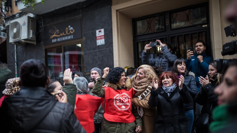 Vecinos y activistas celebran el aplazamiento del desahucio en tres edificios de la calles María de Guerrero, en el barrio de Comillas de Madrid.- JAIRO VARGAS