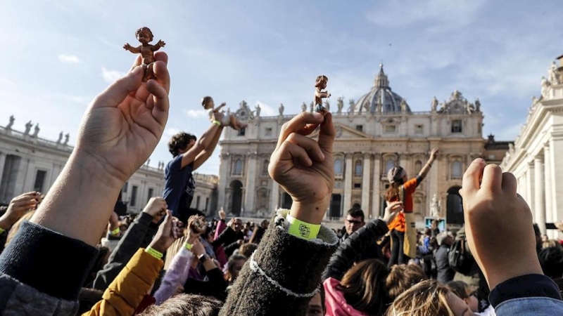 15/12/2019.- Jóvenes muestran figuras del Niño Jesús en la Plaza de San Pedro del Vaticano. / EFE- RICCARDO ANTIMIANI