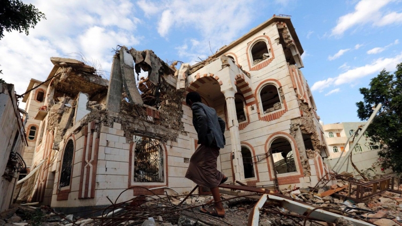 Imagen de archivo de un edificio derruido tras un ataque de la coalición liderada por Arabia Saudí en Saná, Yemen. EFE