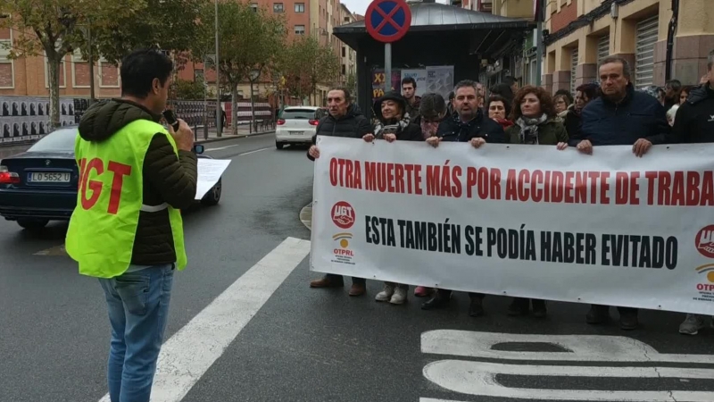 Concentración UGT La Rioja por trabajador fallecido en accidente laboral