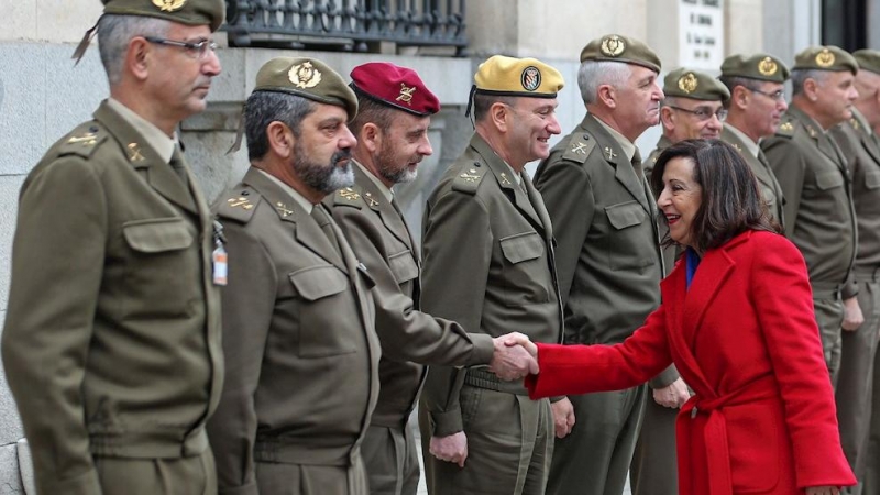 16/01/2020.- La ministra de Defensa, Margarita Robles, a su llegada al Palacio de Buenavista de Madrid donde preside este jueves el Consejo Superior del Ejército de Tierra. EFE/Emilio Naranjo