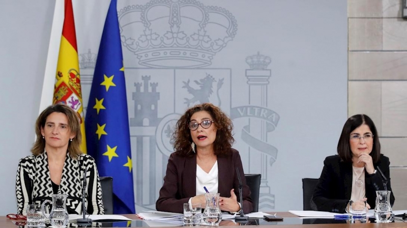 Rueda de prensa tras el Consejo de Minsitros de María Jesús Montero (c) junto con la vicepresidenta para la Transición Ecológica y el Reto Demográfico, Teresa Ribera (i) y la ministra de Política Territorial y Función Pública, Carolina Darias./ Juan Carlo