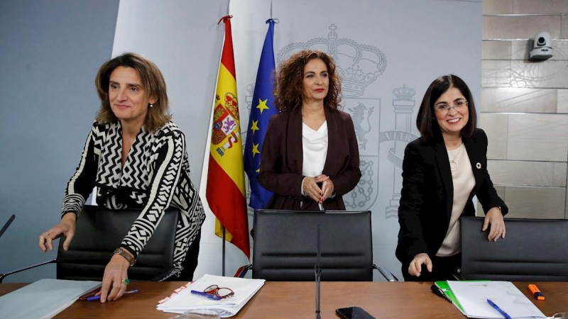 21/01/2020.- La ministra de Hacienda y Portavoz del Gobierno, María Jesús Montero (c) junto con la vicepresidenta para la Transición Ecológica y el Reto Demográfico, Teresa Ribera (i) y la ministra de Política Territorial y Función Pública, Carolina Daria