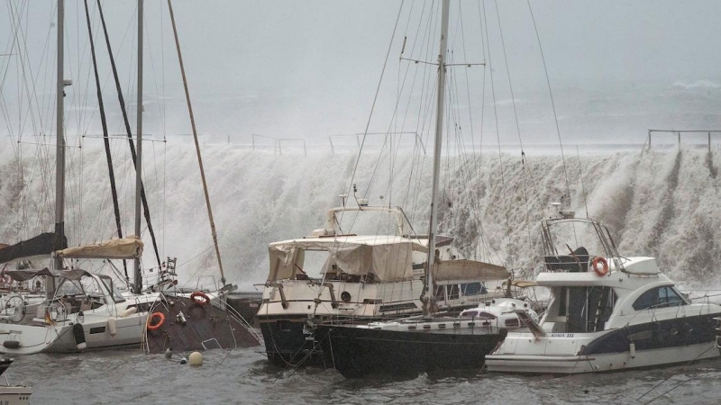 21/01/2020.- Grandes olas sobrepasan el espigón del Puerto Olímpico de Barcelona hundiendo uno de los barcos atracados. / EFE - ENRIC FONTCUBERTA