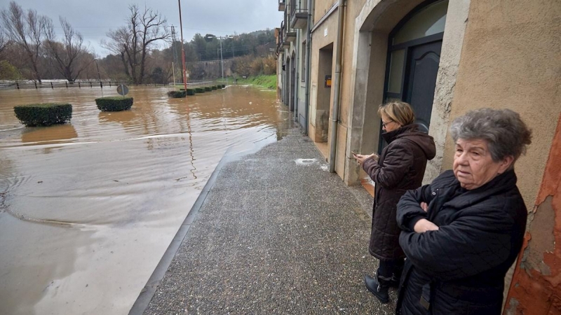 22/01/2020.- Dos mujeres observan el río Ter, que se ha desbordado a su paso por la ciudad de Girona. / EFE - DAVID BORRAT