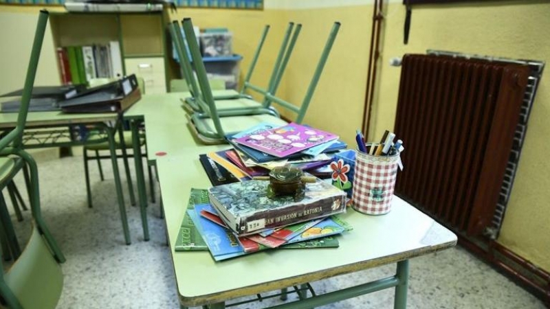 Material escolar y libros en un aula de un colegio de Madrid. E.P./Oscar Cañas