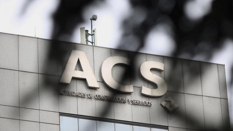 El logo de ACS en lo alto del edificio de su sede en Madrid. E.P./Eduardo Parra
