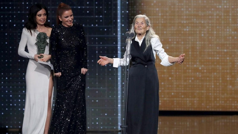 25/01/2020.- La actriz Benedicta Sánchez (d) recibe el Goya a la actriz revelación, por su trabajo en 'O que Arde', en la entrega de los Premios Goya 2020 que se celebra hoy sábado en el Palacio de los Deportes José María Martín Carpena, en Málaga. EFE/C