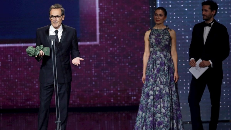 25/01/2020.- El compositor Alberto Iglesias tras recibir el premio a 'Mejor Música Original' por su trabajo en 'Dolor y Gloria', durante la gala de entrega de los Premios Goya 2020 que se celebra hoy sábado en el Palacio de los Deportes José María Martín