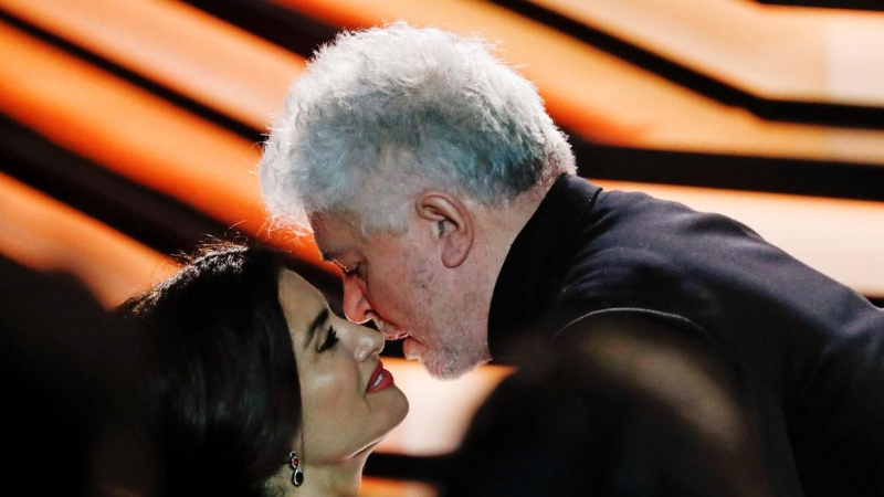 El director Pedro Almodóvar besa a la actriz Penélope Cruz durante la gala de los Premios Goya.- REUTERS