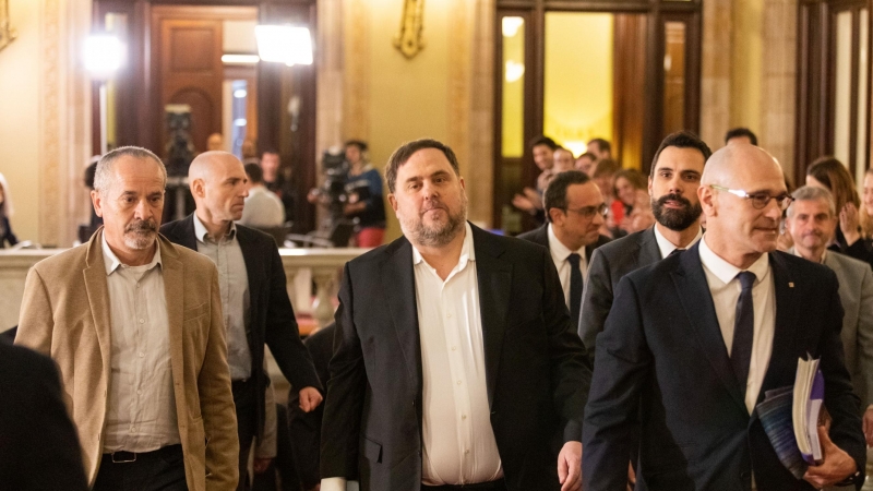 El exvicepresident de la Generalitat y preso del 'Procés', Oriol Junqueras y el exconseller y preso del 'Procés', Raül Romeva, a su llegada al Parlament. Pau Venteo / Europa Press