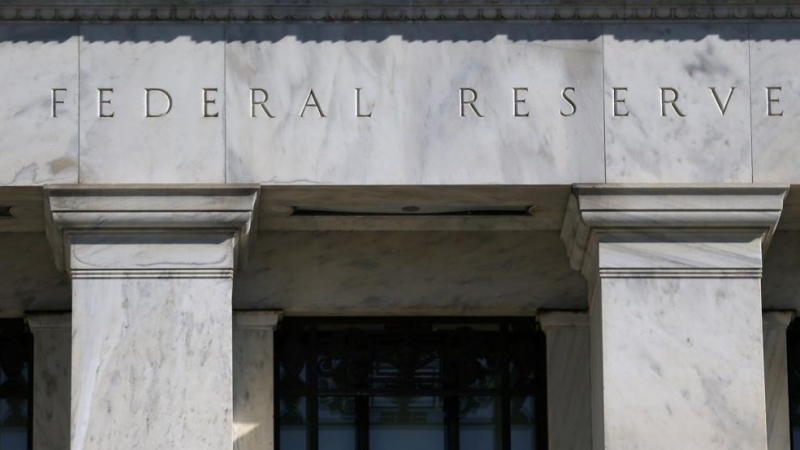 Detalle de la fachada del edificio de la Reserva Federal, el banco central de EEUU, en la Constitution Avenue de Washington. REUTERS/Leah Millis