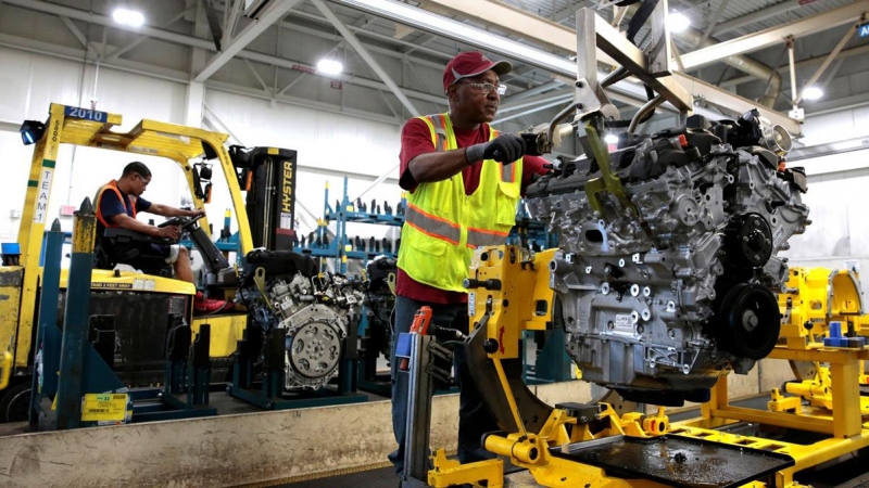 Un trabajador en la linea de montaje del motor V6, usado en una variedad de automóviles, camiones y crossovers de General Motors, en la planta de la localidad de Romulus (Michigan, EEUU). REUTERS/Rebecca Cook