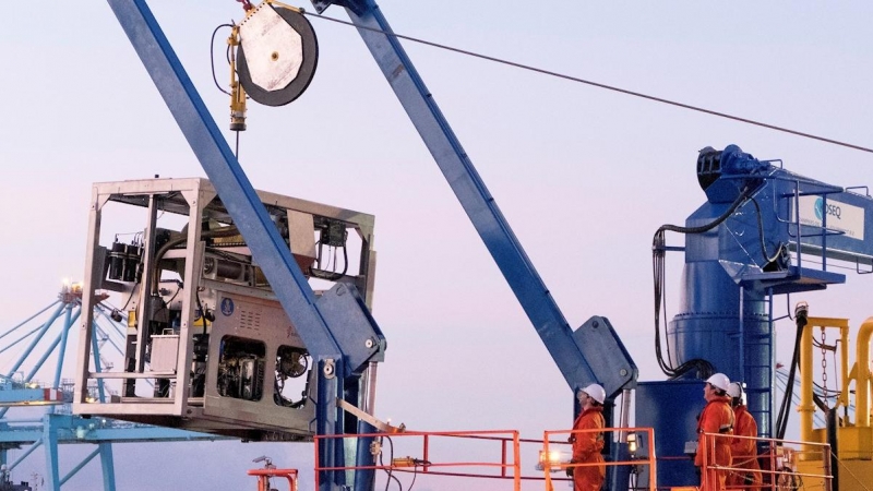 Varios operarios trabajan en la instalación del sonar del Instituto Español de Oceanografía y del robot submarino en el barco 'Clara Campoamor', de Salvamento Marítimo, que se emplearán en la búsqueda del 'Rúa Mar'