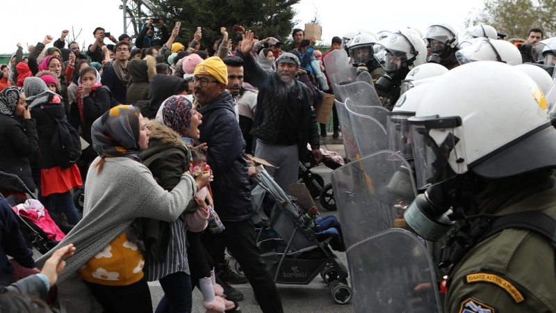 Los antidisturbios griegos se enfrentan a refugiados y migrantes frente al campamento de Kara Tepe, en la isla de Lesbos, Grecia. REUTERS / Elias Marcou