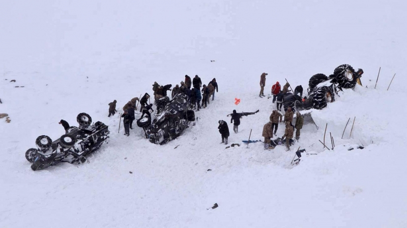 05/02/2020 - Soldados turcos y equipos de rescate buscan a las personas que han quedado sepultadas tras la avalancha en el distrito de Bahcesaray en la ciudad de Van, al sureste de Turquía. EFE / EPA / DHA AGENCIA TURQUÍA