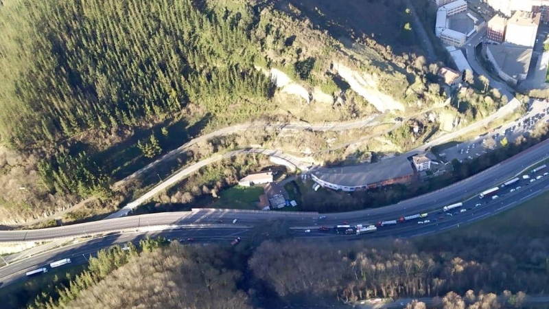 Imagen aérea de la autopista AP8 (Bilbao-Sebastián), cortada tras el desprendimiento de una ladera. EFE/Osakidetza