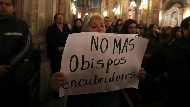 Una manifestante sostiene una pancarta contra la pederastia en la Iglesia. REUTERS