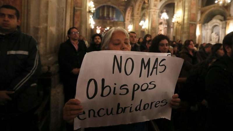 Una manifestante sostiene una pancarta contra la pederastia en la Iglesia. REUTERS