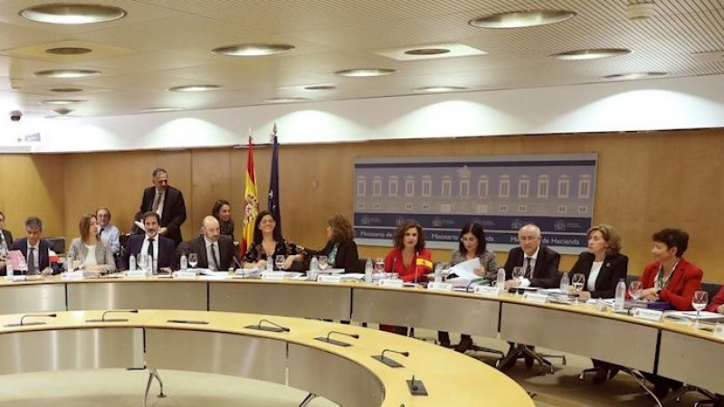 Vista general de la reunión del Consejo de Política Fiscal y Financiera (CPFF), presidida por la ministra de Hacienda, María Jesús Montero (6d), junto a la ministra de Política Territorial y Función Pública, Carolina Darias (6d), en Madrid. EFE/ Kiko Hues