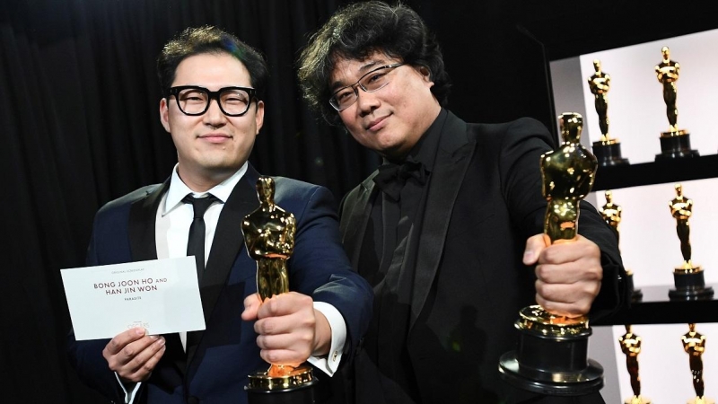 Bong Joon Ho y Han Jin Won sostienen sus estatuas de Oscar por el guión original de 'Parasite' en la 92a edición de los Premios de la Academia en Hollywood, Los Ángeles, California, EE. UU., 9 de febrero de 2020. Matt Petit / A.M.P.A.S.