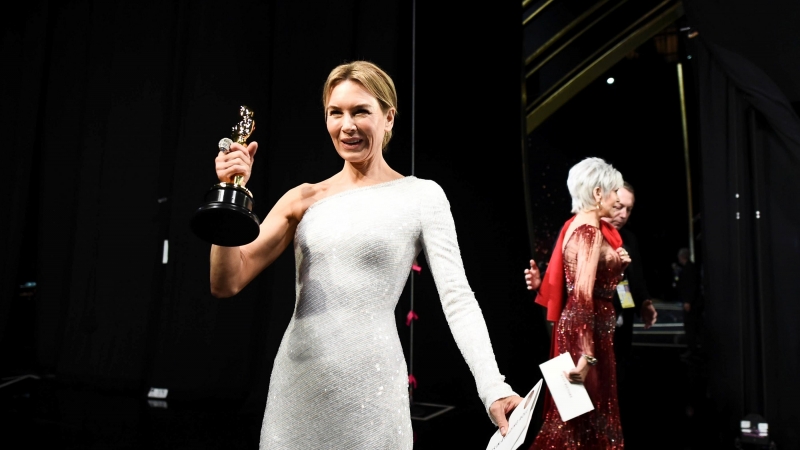 Renee Zellweger poses with her Oscar for Best Actress in 'Judy' at the 92nd Academy Awards in Hollywood, Los Angeles, California, U.S., February 9, 2020. Matt Petit