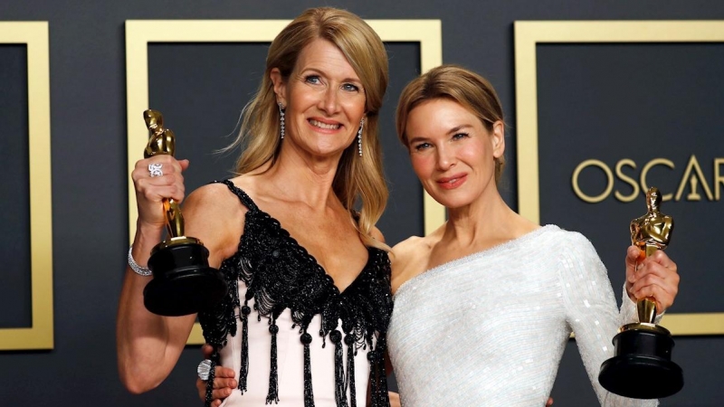 Laura Dern (L), ganadora del Oscar a la mejor actriz de reparto, y Renee Zellweger (R), ganadora del Oscar a la mejor actriz, posan en la sala de prensa EFE / EPA / DAVID SWANSON