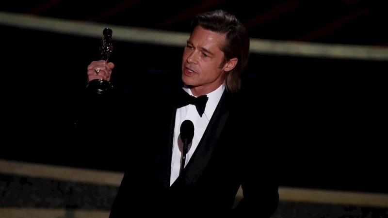 Brad Pitt pronuncia su discurso de aceptación después de ganar la actuación de un actor en un papel secundario durante la 92a ceremonia anual de los Premios de la Academia en el Dolby Theatre de Hollywood. EFE / ETIENNE LAURENT