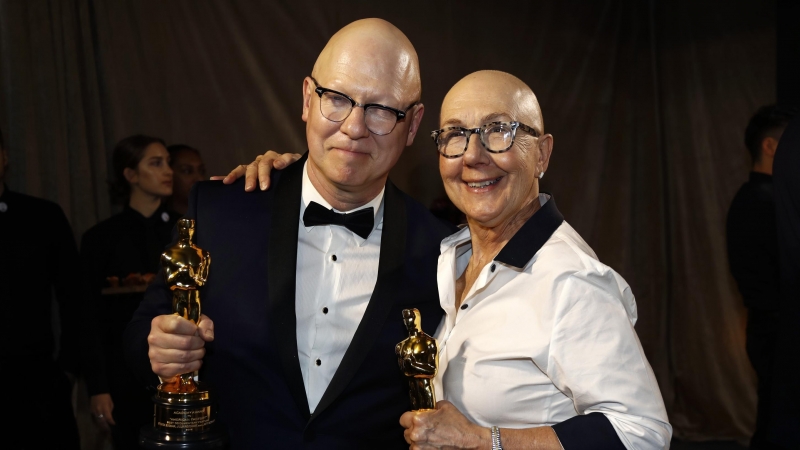 Julia Reichert y Jeff Reichert posan con el Oscar a la Mejor Película Documental por 'American Factory'. REUTERS / Eric Gaillard
