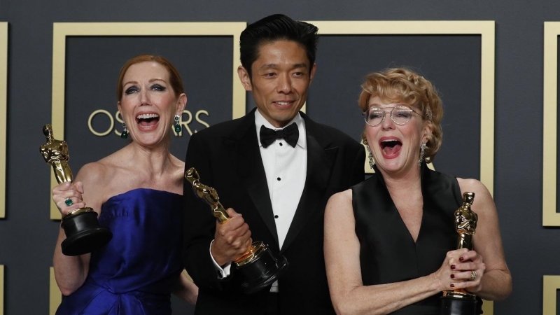 Anne Morgan, Kazu Hiro y Vivian Baker posan con el Oscar al mejor maquillaje y peinado por 'Bombshell'. REUTERS / Lucas Jackson