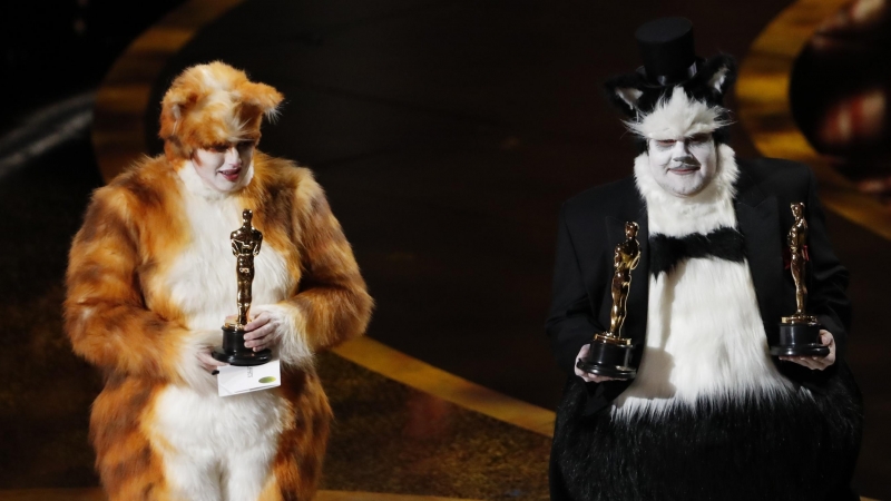 James Corden y Rebel Wilson en disfraces de gatos presentan el Oscar a los mejores efectos visuales en los 92o Premios de la Academia. REUTERS / Mario Anzuoni