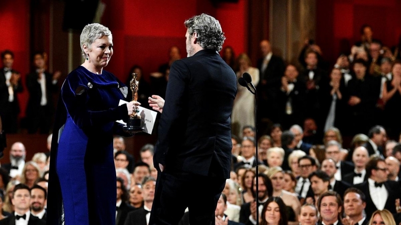 Joaquin Phoenix recibe el Oscar al Mejor Actor por 'Joker' de la presentadora Olivia Colman en los 92 Premios de la Academia en Hollywood, Los Ángeles, California, EE. UU., 9 de febrero de 2020. Richard Harbaugh / A.M.P.A.S. /