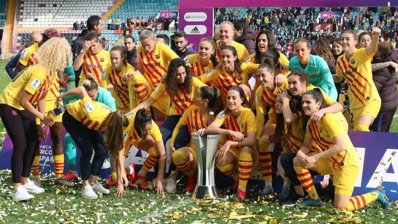 Las jugadoras del Barcelona celebran el título de la Supercopa de fútbol femenino ganado a la Real Sociedad. (J.M.GARCÍA | EFE)