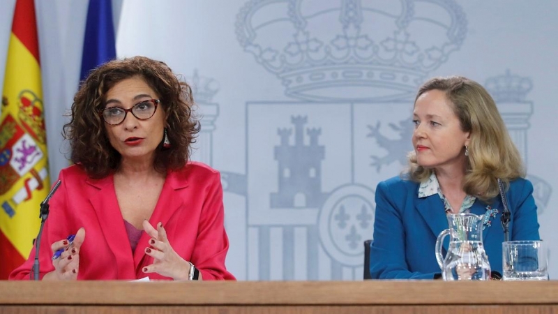 11/02/2020.- La vicepresidenta tercera y ministra de Asuntos Económicos y Transformación Digital del Gobierno, Nadia Calviño (d) junto con la ministra de Hacienda, María Jesús Montero (i) durante la rueda de prensa celebrada tras la reunión del Consejo de