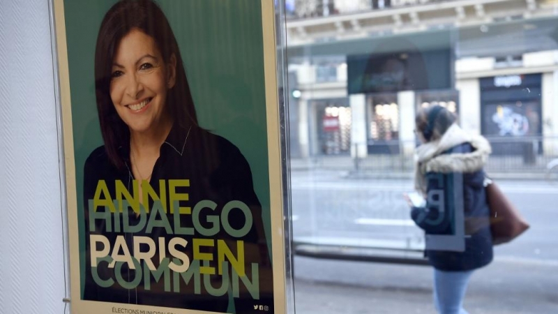 El póster de la campaña de la alcaldesa de París, Anne Hidalgo, para las elecciones municipales francesas de 2020. AFP / BERTRAND GUAY