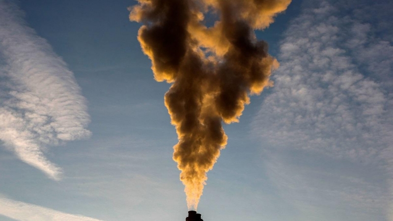 El humo se eleva desde una chimenea de una planta de procesamiento de basura a las afueras de Bruselas. (Yves Herman/Reuters)