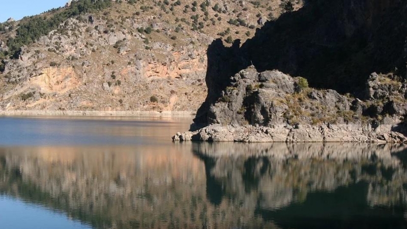El embalse de As Conchas, en el cauce del río Limia, está a menos de veinte kilómetros de Portugal.