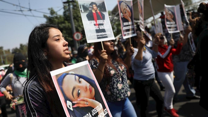 Mujeres y familiares de Ingrid Escamilla protestan para pedir justicia por su feminicidio, este sábado en Ciudad de México (México).- EFE