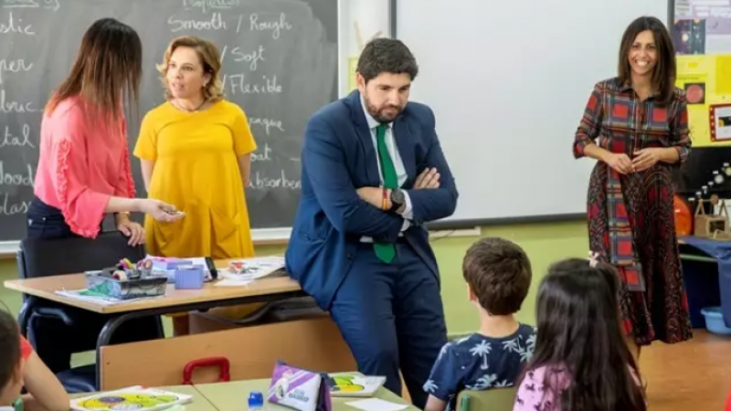 El presidente de la Región de Murcia, Fernando López Miras, durante una visita a un colegio en una imagen de archivo. / EUROPA PRESS - PP