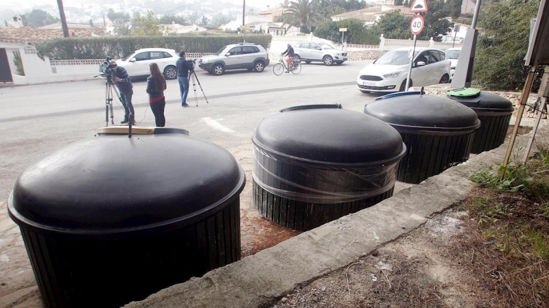 17/02/2020.- Zona de contenedores soterrados de la calle Móstoles de Moraira dónde ha sido encontrado el cadáver de una mujer de entre 35 y 45 años de edad con aparentes signos de violencia. EFE/MORELL