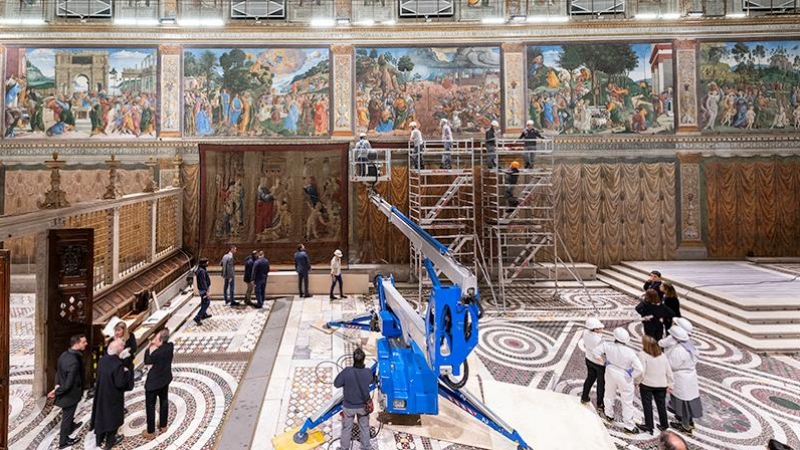 17/02/2020 - Operarios colocando los tapices de Rafael en la Capilla Sixtina. / REUTERS - DIRECCIÓN DE LOS MUSEOS VATICANOS