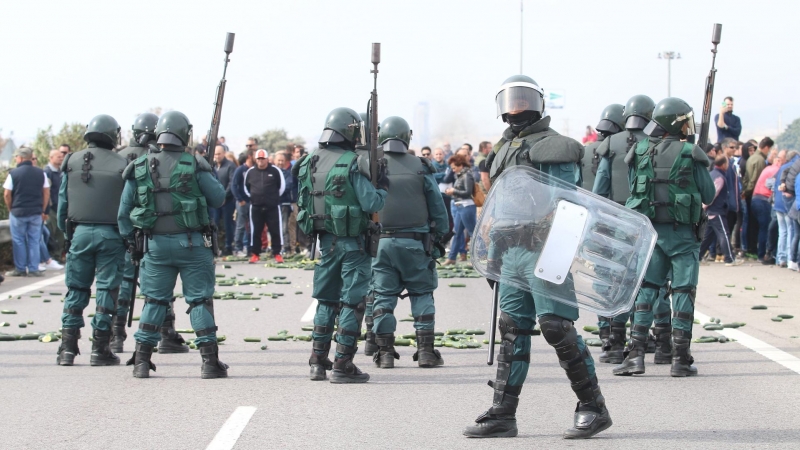 La Guardia Civil vigila a los agricultores que cortan la A-7 el 18/02/20 como protesta por la situación del campo español./ Rafael González (Europa Press)