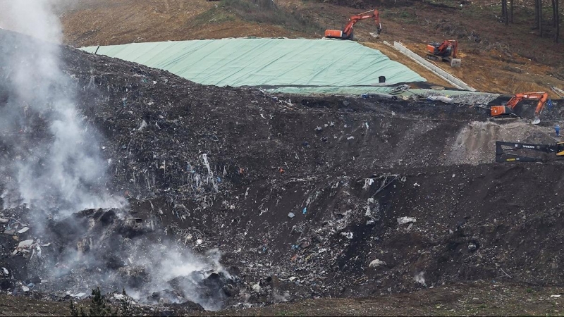 18/02/2020.- Los equipos de extinción han conseguido apagar este martes los frentes del incendio en el vertedero de Zaldibar (Bizkaia) que se derrumbó el pasado 6 de febrero, donde a lo largo del día desaparecerán por completo los focos humeantes, aunque