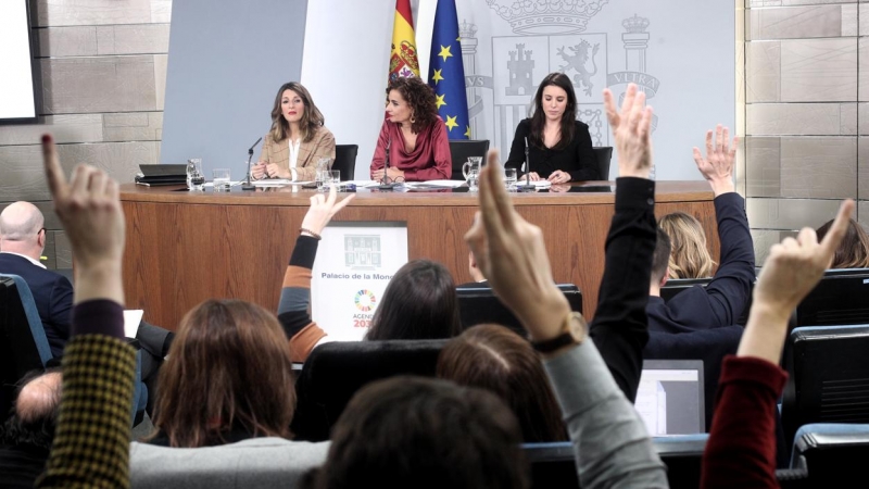 (I-D) La ministra de Trabajo y Economía Social, Yolanda Díaz; la ministra Portavoz y de Hacienda, María Jesús Montero; y la ministra de Igualdad, Irene Montero, durante la rueda de prensa tras el Consejo de Ministros en el Palacio de la Moncloa. E.P./Edua